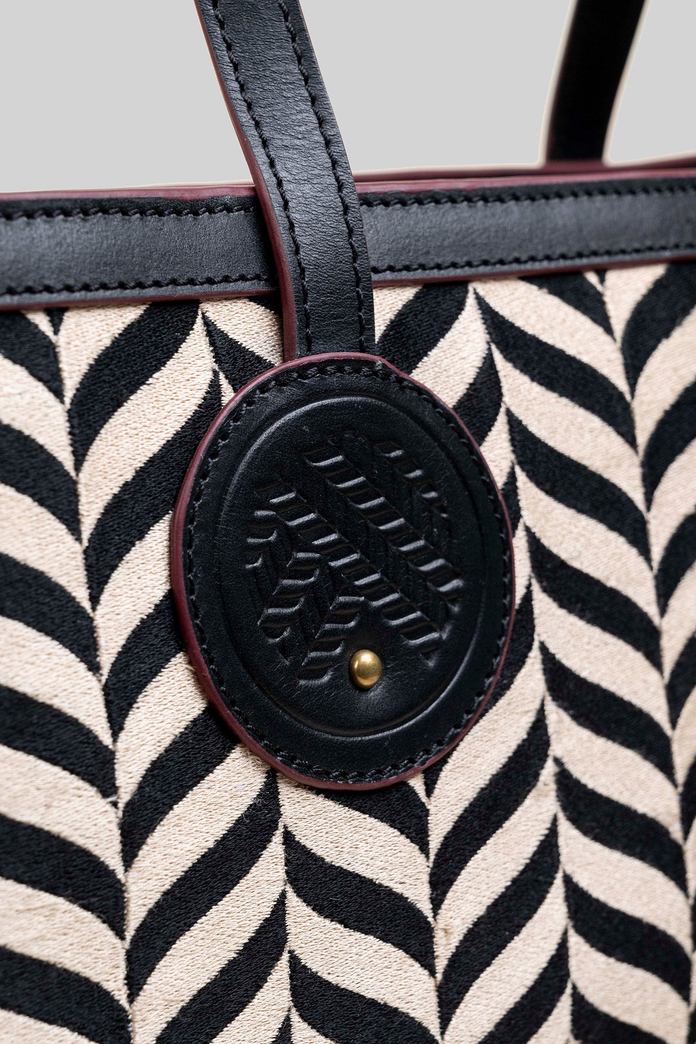 Satin Stitch Che Tote Bag | Black