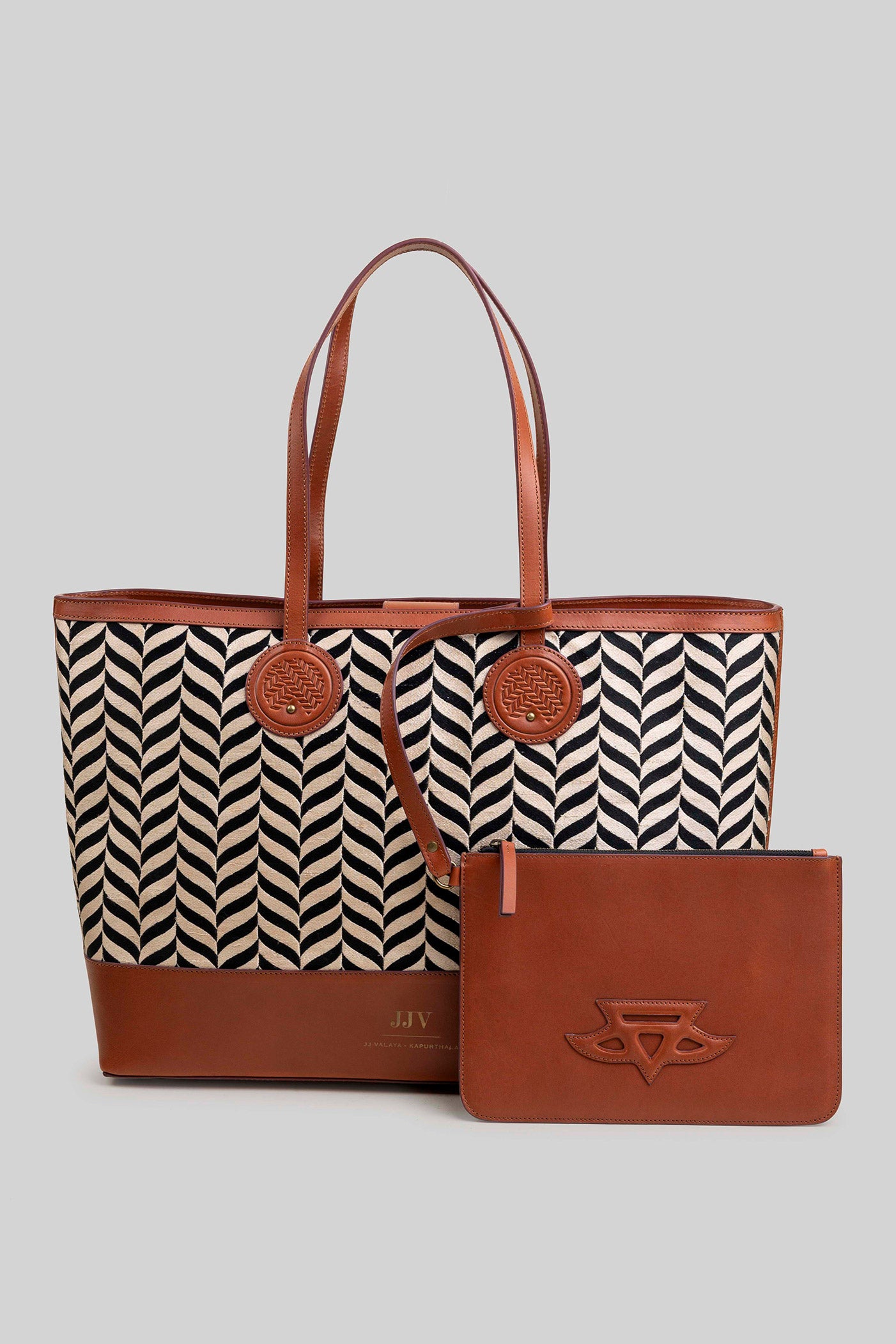 Satin Stitch Che Tote Bag | Tan