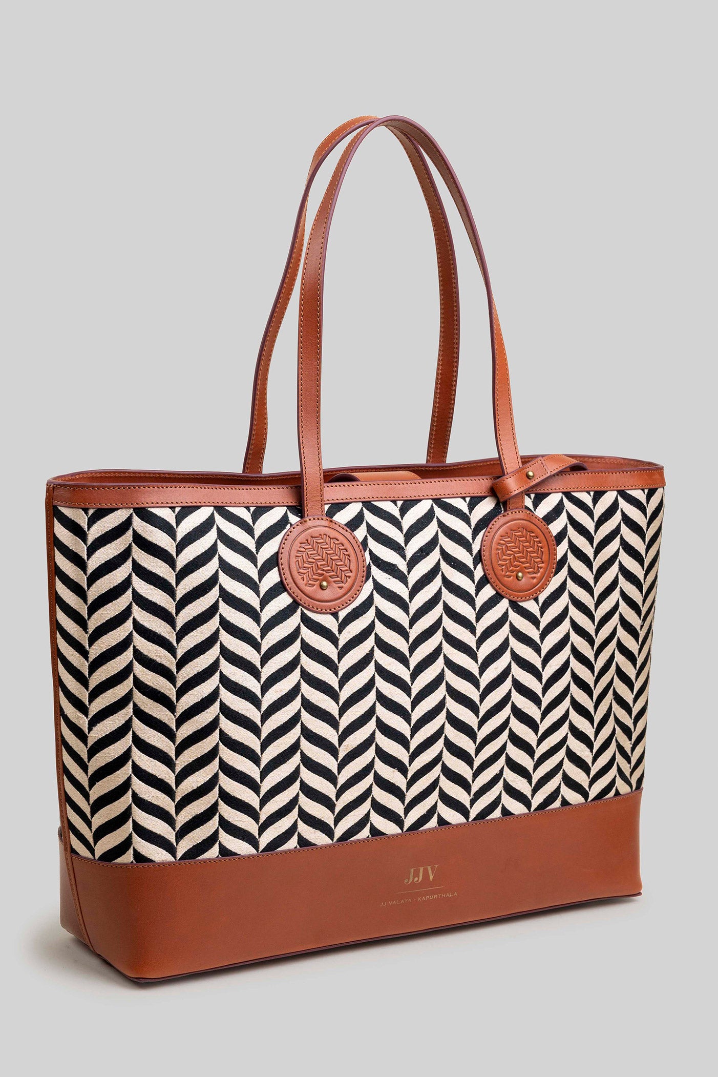 Satin Stitch Che Tote Bag | Tan