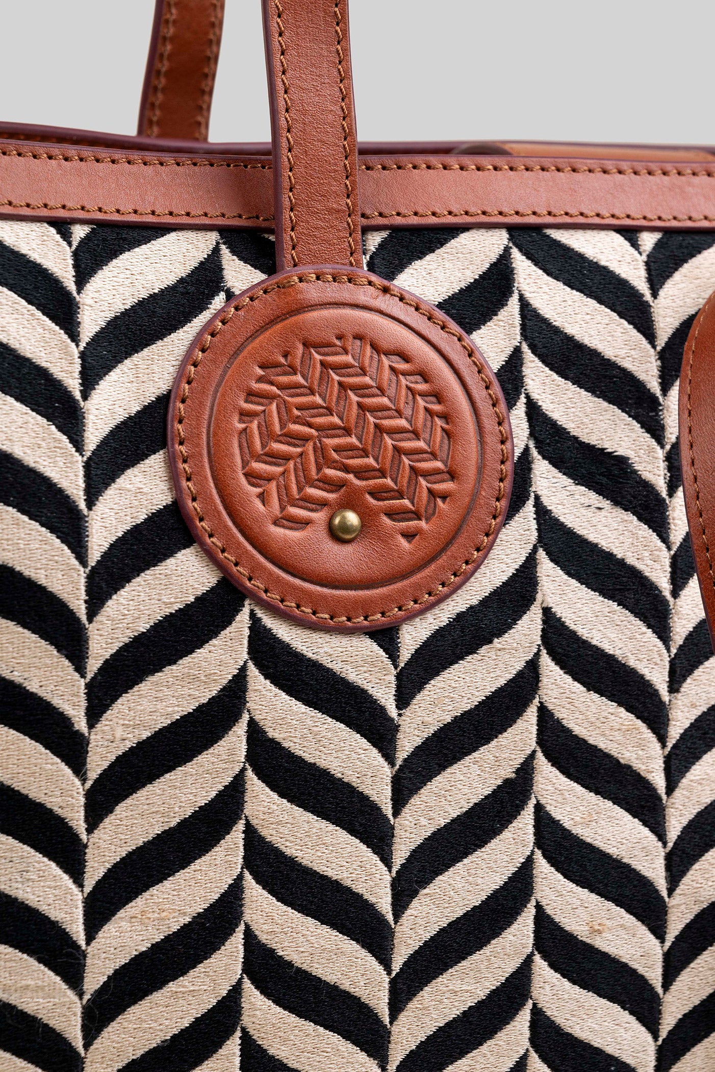 Satin Stitch Che Tote Bag | Tan