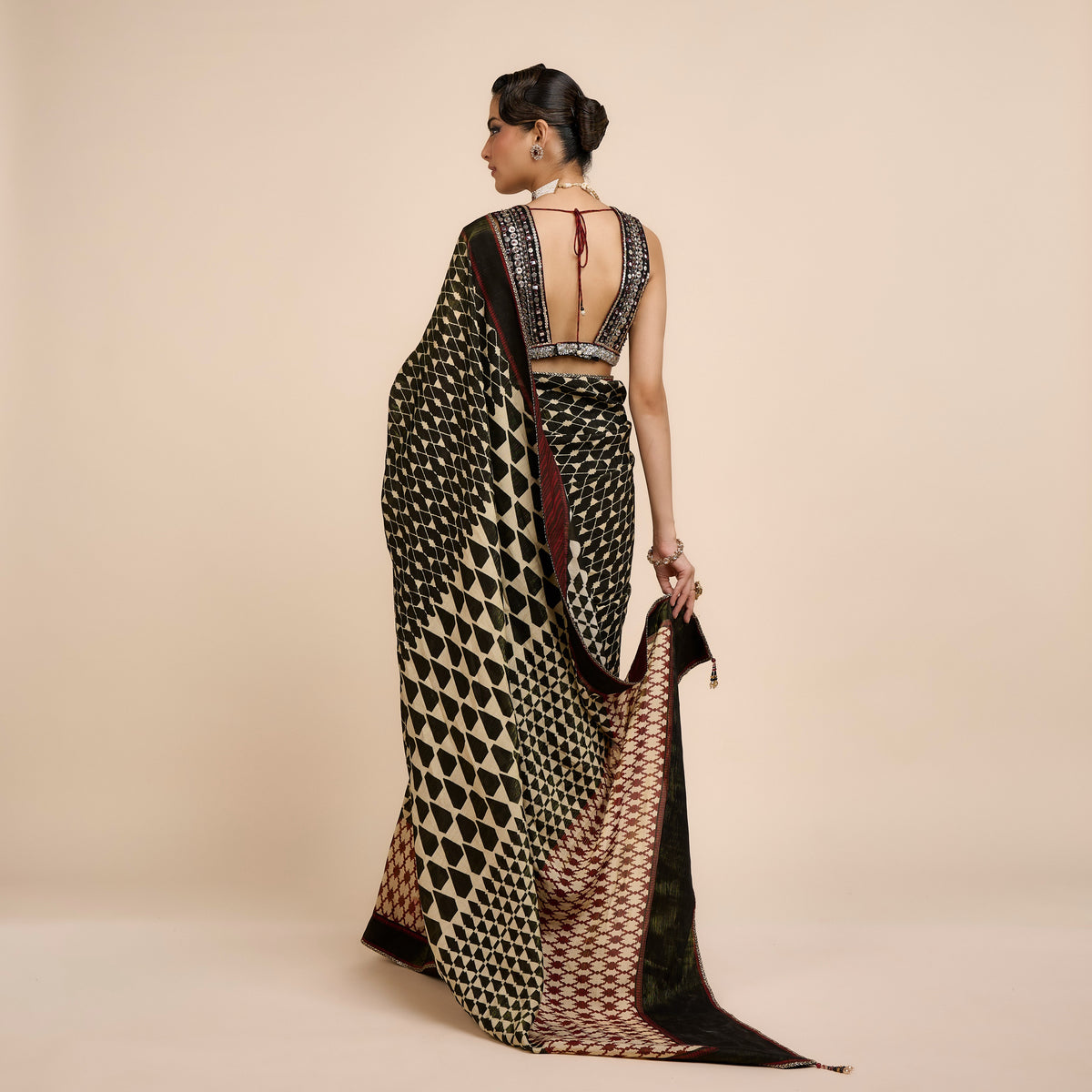 NOIR PRINTED SAREE SET | Festive Edit