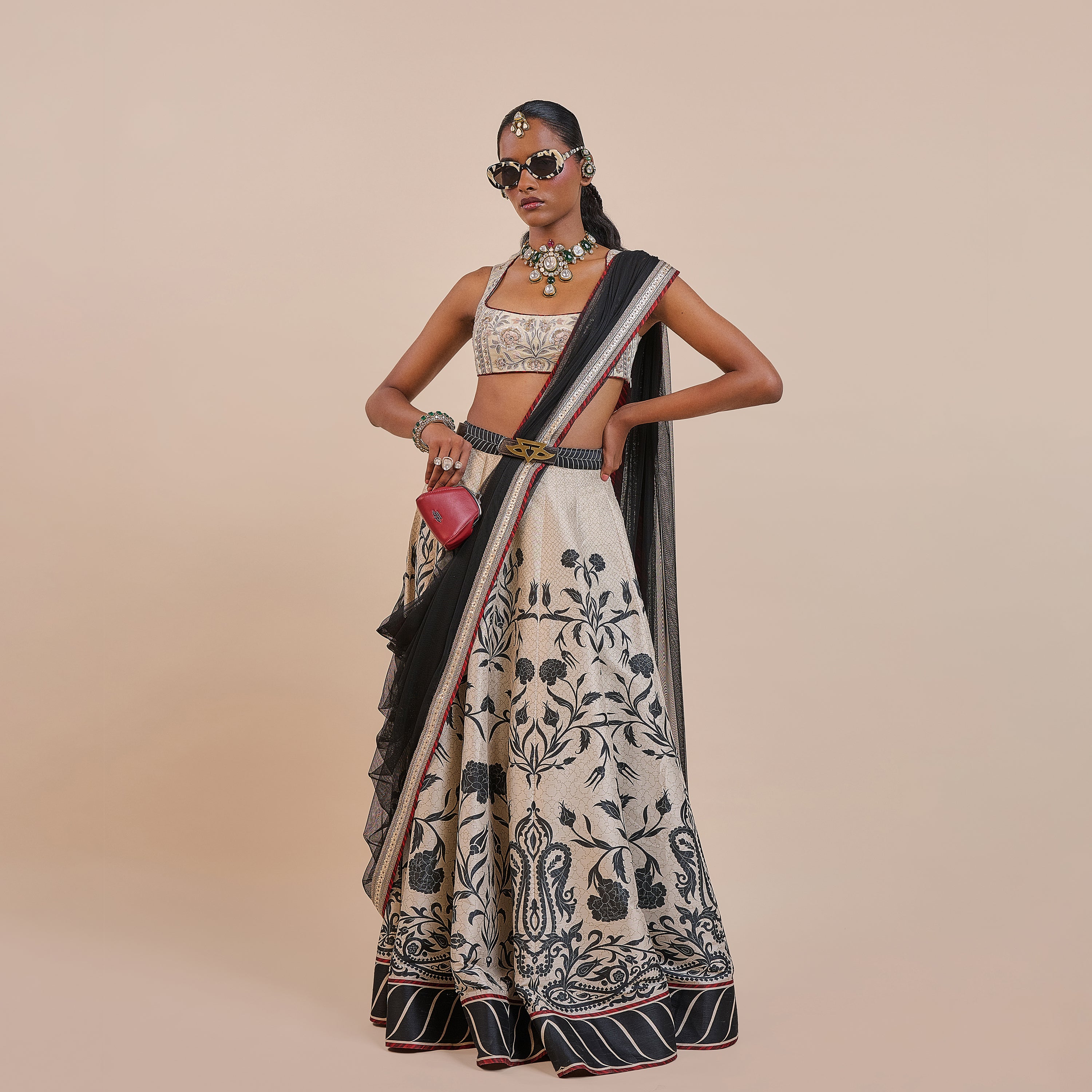 Noir - Crème Ivory Stole | ATTH